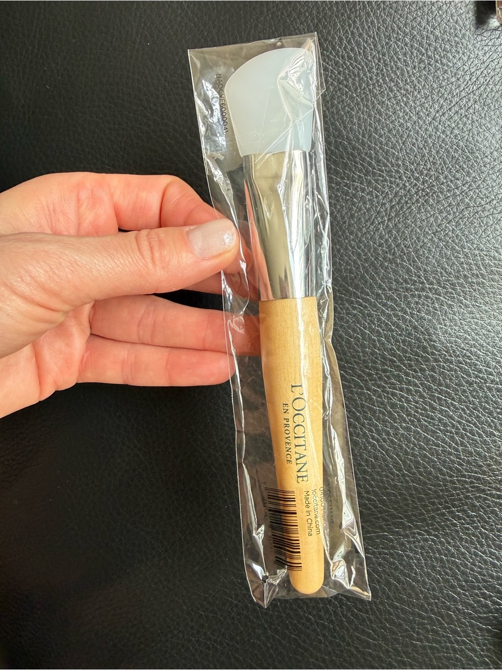 L'OCCITANE White Silicone Mask & Natural Wood Handle Applicator